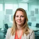 Sabra Claeys in een lichte vergaderruimte met arbeidsmarktrapporten